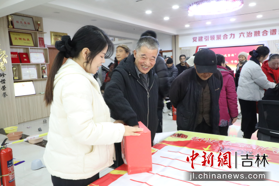 ���񅢼ӻ��(d��ng)�F(xi��n)���� ��ʯ��ί������/���D