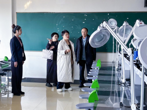 張培一行參觀學(xué)校實(shí)訓(xùn)室 張培一行參觀學(xué)校實(shí)訓(xùn)室